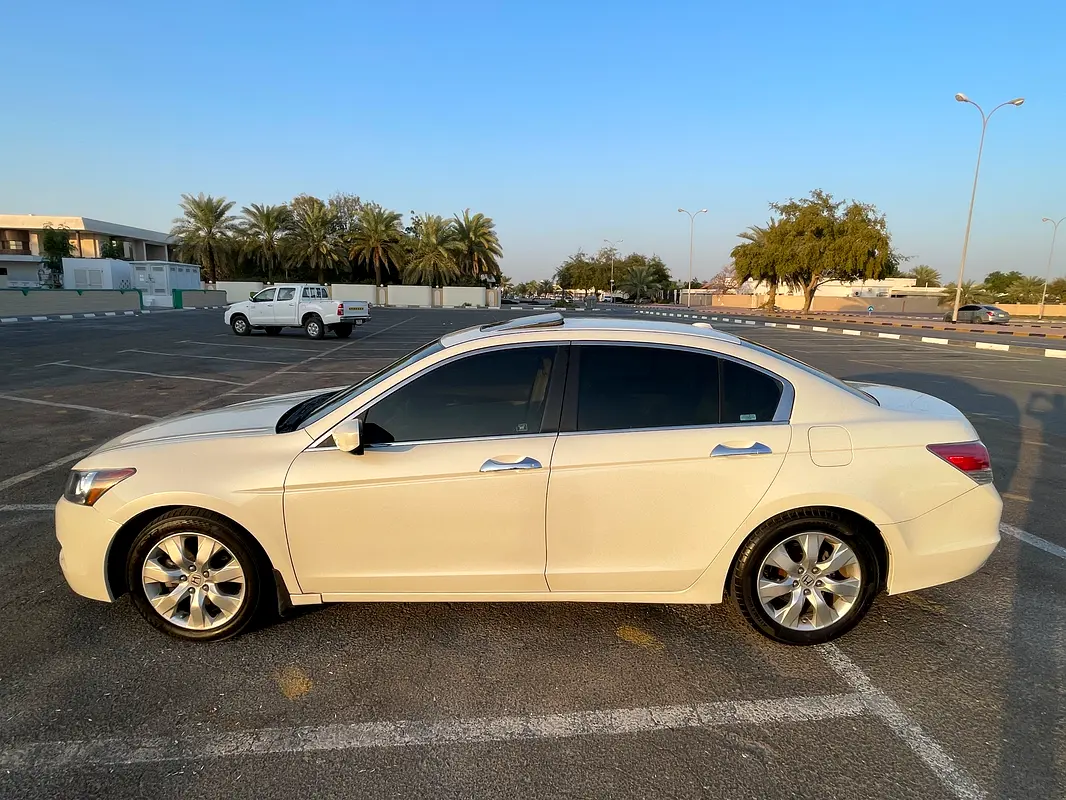 Honda Accord 2009 — photo 1 of 8