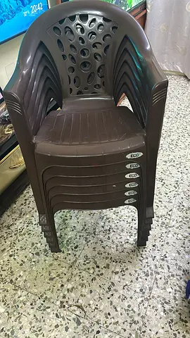 Set of 6 brown plastic stacking chairs - good condition