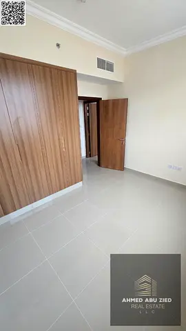 شقة غرفتين وصالة للإيجار في منطقة الجرف 3، بالقرب من مركز تسوق تشاينا مول، مع شرفة.