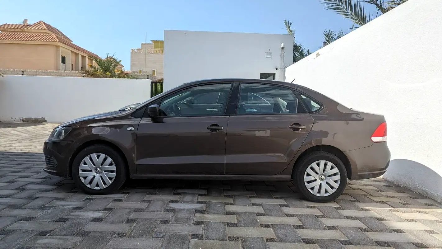 Volkswagen Polo 2015 — photo 1 of 6