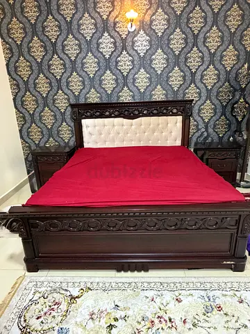 غرفة نوم بجالة جيدة جداً للبيع ( سرير وكومدينة 2 - وتسريحة )
