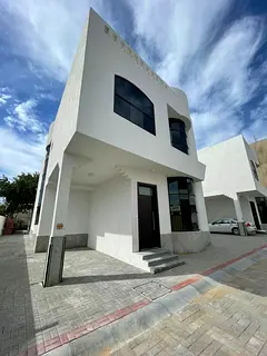 5BR COMPOUND VILLA  JUMEIRAH 1  SHARED GYM/POOL/PARKING - NO COMMISSION