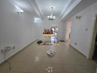 شقة غرفتين وصالة في المجاز 3 الشارقة، تكييف مجاني، مطبخ مجدد، شقة مجددة بالكامل، خزائن حائط، حمامين، يوجد بارتيشن للمطبخ يمكن إزالته حسب طلب العميل. م