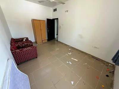 Balcony with a good view, separate lounge, central air conditioning, regular maintenance by the owner, easy access to Sharjah and Dubai.