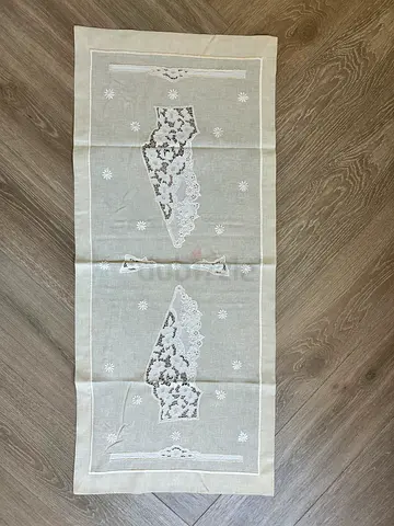 Vintage hand-made table runner (115x50cm)