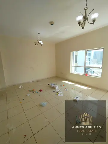 غرفتين منهم غرفة ماستر  صالة كبيرة  مطبخ واسع 3 حمام بلكون اطلالة مفتوحة تكييف مركزي تسهيلات في الدفع قريب لمخرج دبي الشارقة والاماكن العامة والخدمية-