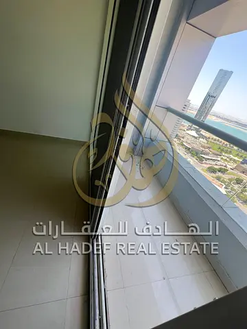 شقة 3 غرف وصالة للإيجار في التعاون على مخرج دبي بإطلالة مفتوحة مع بلكونة وجيم ومسبح مجاني وتسهيلات دفع