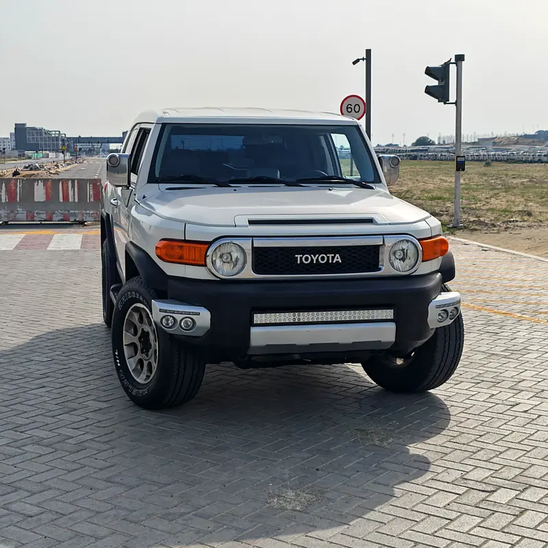 Toyota FJ Cruiser 2012 — photo 1 of 20