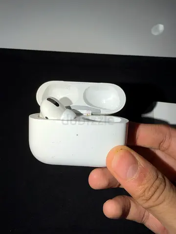 Apple AirPods Pro (1st gen) with Wireless Charging Case - Good Condition