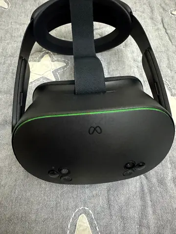 Meta Quest 3s Xbox edition (doesn’t come with Xbox controller)