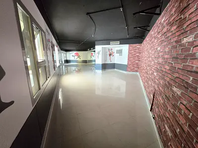 Front Of Metro | Chiller Free | Prime Location