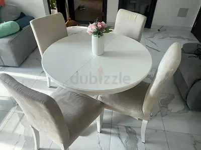 White round extendable dining table with 4 upholstered chairs - good condition