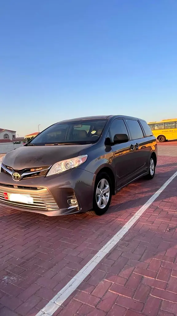 Toyota Sienna 2016 — photo 1 of 9