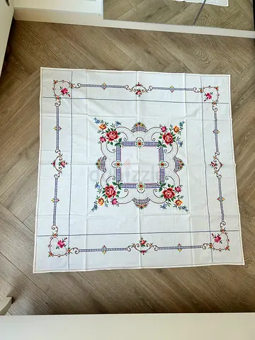 Hand-made vintage table cloth (122 x 122cm)