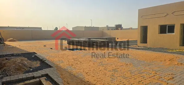 مستودع مع ساحة للإيجار | 11,000 قدم | الصناعية 4