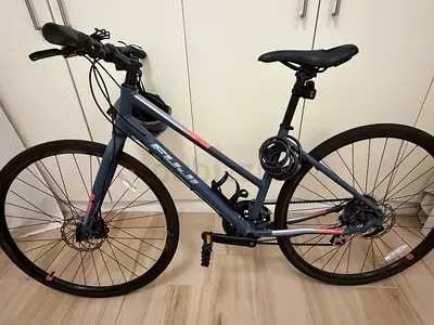 Hybrid Fuji bike size medium used Once