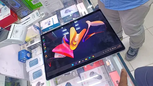 Microsoft Surface pro 11 gen (All-in-One Touchscreen) - Used