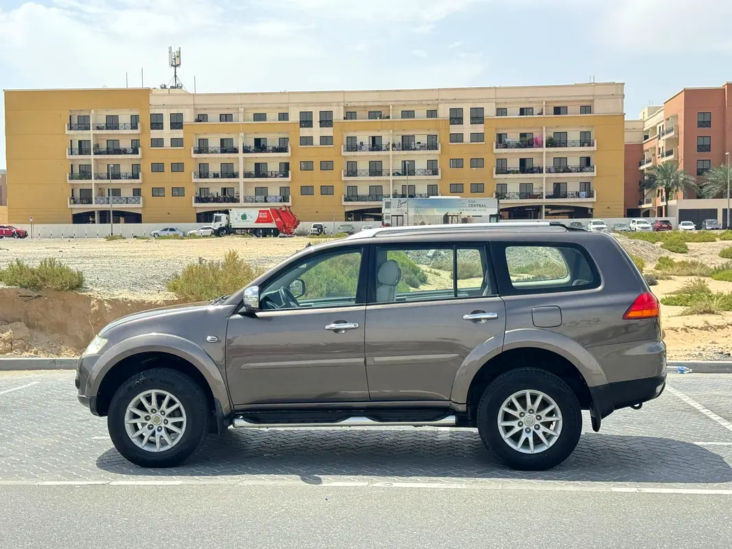 Mitsubishi Pajero Sport 2012 — photo 1 of 14
