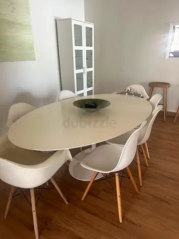 White Modern oval Dining Table with 6 Molded Chairs - Good Condition