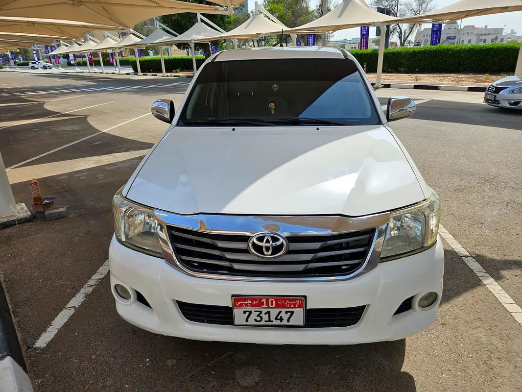 Toyota Hilux 2013 — photo 1 of 13