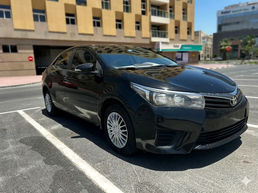 Toyota Corolla 2015 — photo 1 of 11