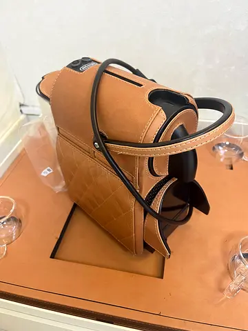 De’Longhi Nespresso Exclusive Leather Coffee Machine (NEGOTIABLE)