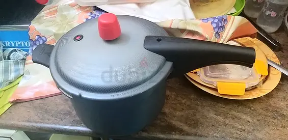 Used Stovetop Pressure Cooker — 6L, Good Working Condition