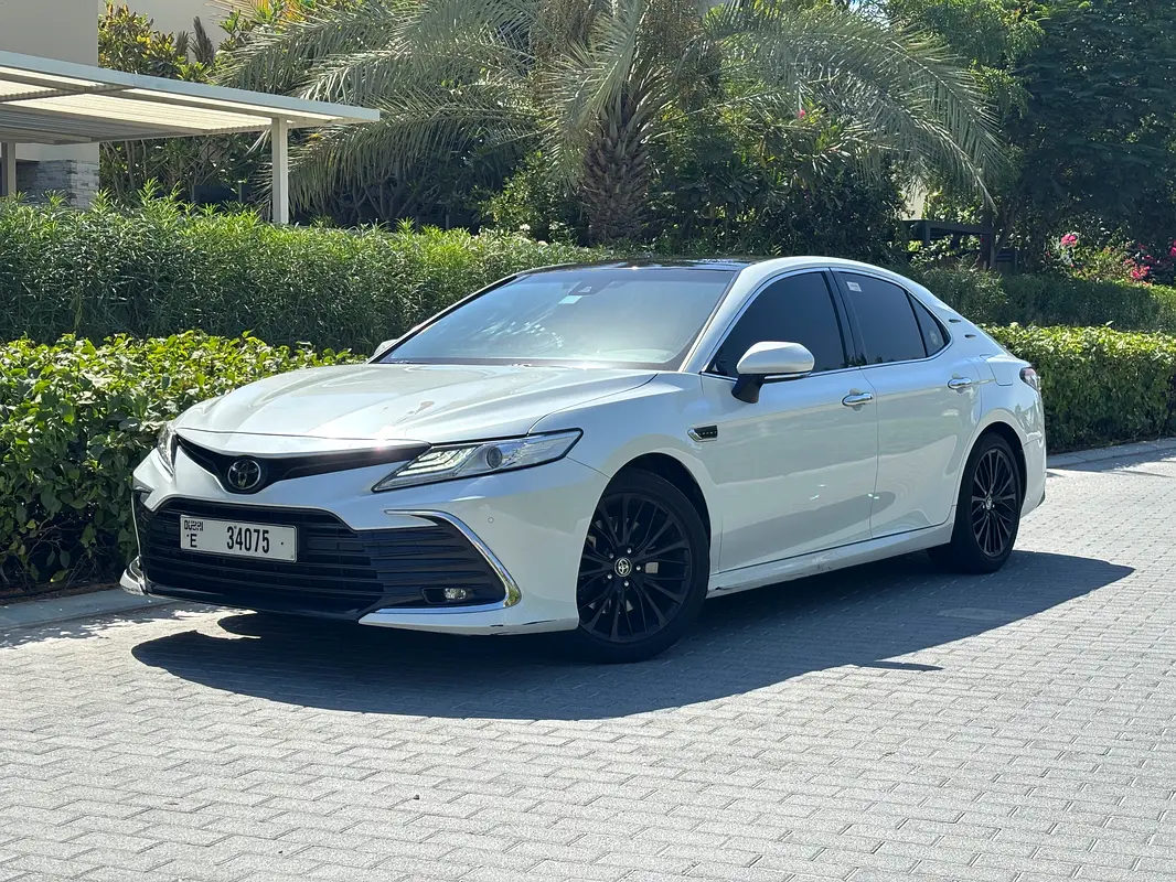 Toyota Camry 2024 — photo 1 of 16