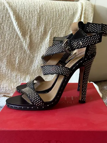 Black pumps