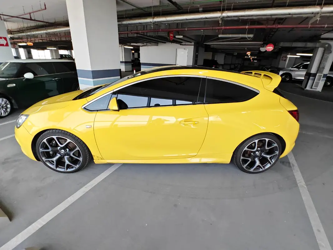 Opel Astra 2014 — photo 1 of 10