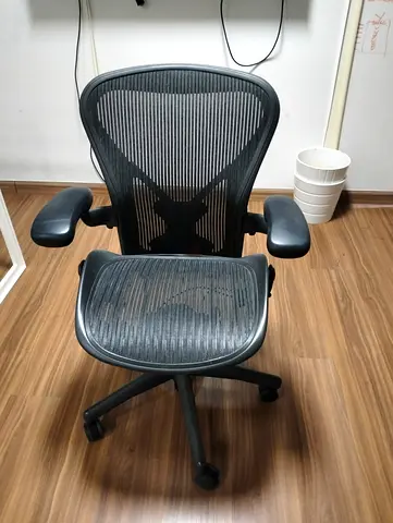 Selling for Herman Miller Areon chair size B size and C available