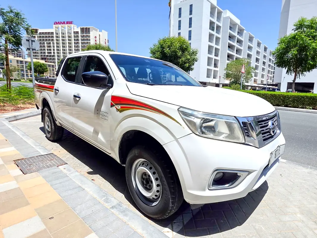 Nissan Navara 2019 — photo 1 of 7