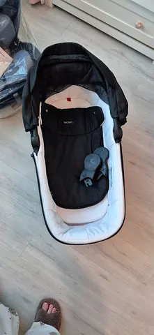 Le clerc bassinet/carrycot with hood - gently used