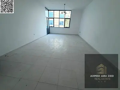 Two master bedrooms, large living room, spacious kitchen, three bathrooms, three balconies, excellent views, central air conditioning, built-in wardro