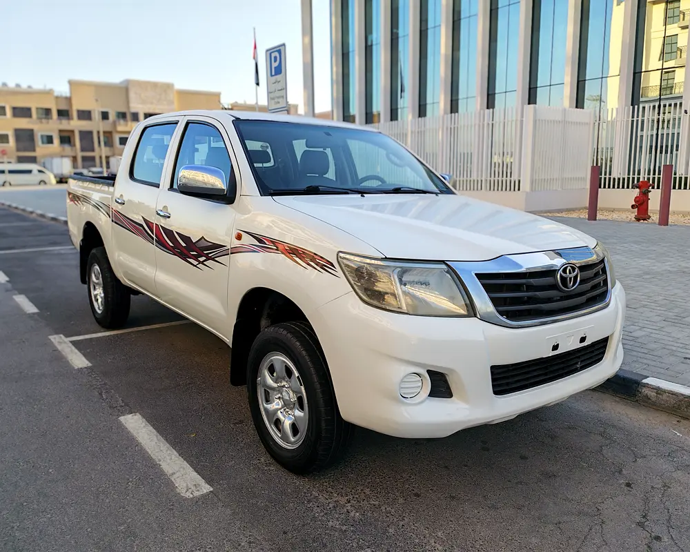 Toyota Hilux 2013 — photo 1 of 12