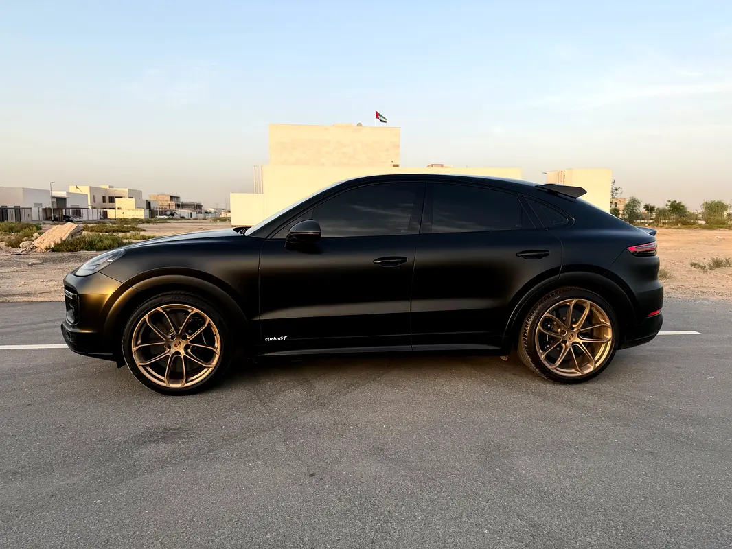 Porsche Cayenne 2023 — photo 1 of 13