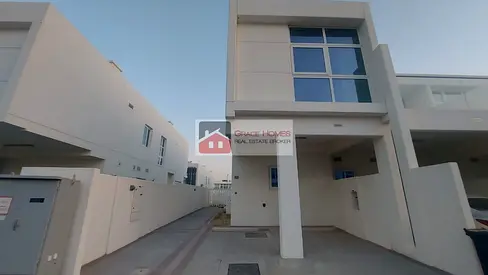NEAR ENTRANCE CORNER 3 BEDROOM + MAID TOWNHOUSE !!