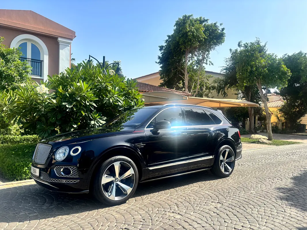 Bentley Bentayga 2017 — photo 1 of 6
