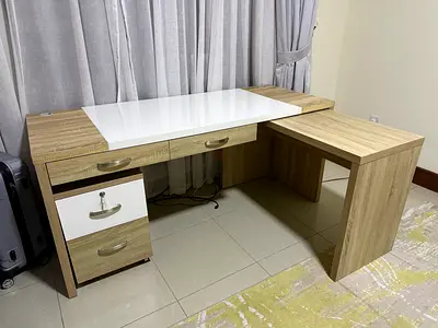 Office desk table -clearance 500AED final price.