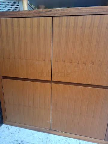 I want to sell this drover for door with inside shelf good condition all very nice for sale