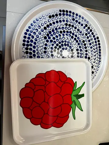 Trays serving