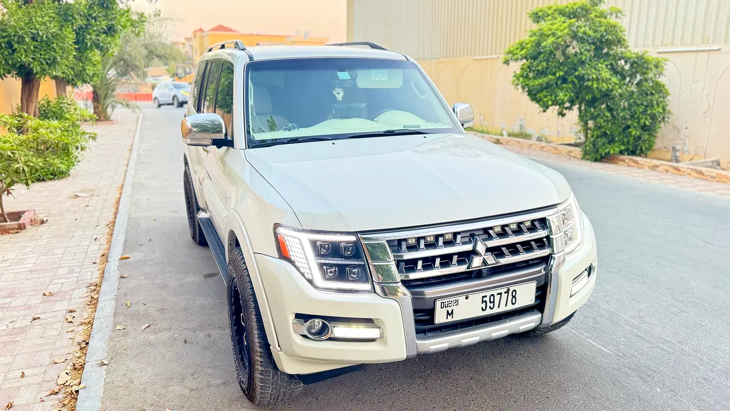 Mitsubishi Pajero 2017 — photo 1 of 14