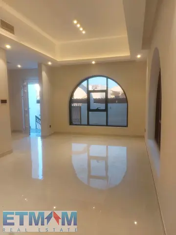 فيلا مُجددة بالكامل للإيجار، تتكون من 3 غرف نوم ومسبح