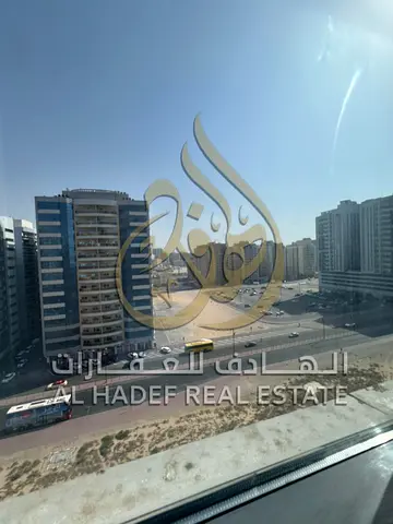 للإيجار بالنهدة غرفة وصالة في برج عائلات مراقب بالكاميرات السعر 42 ألف درهم بتسهيلات 4 دفعات وميزة الصيانة على المالك والتأمين يصرف بعد 3 شهور موقع حي