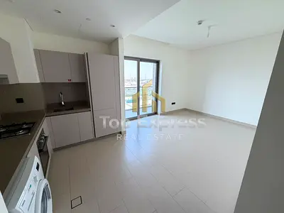 2BR Apartment | Downtown Skyline View | Balcony Access