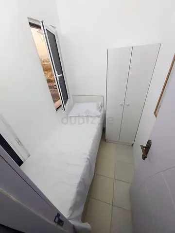 WINDOW SINGLE PARTITION AVAILABLE IN DISCOVERY GARDEN 5MIN TO DG METRO, RENT INCL ALL BILLS...