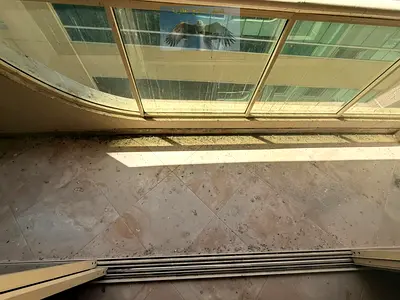 بلكون وخزائن مساحه كبيرة