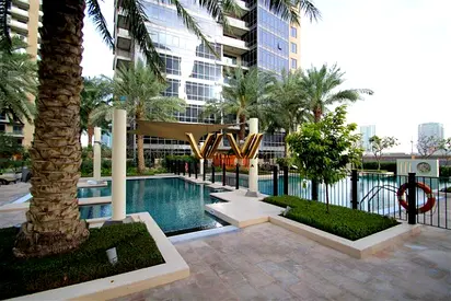 BRIGHT & AIRY | DOWNTOWN LIVING | MODERN LAYOUT