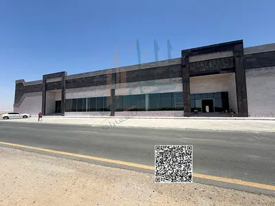 معرض تجاري فاخر مع مستودع ضخم بمواصفات مميزة وموقع استراتيجي