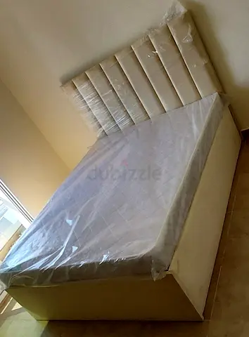 Queen size bed with Matress